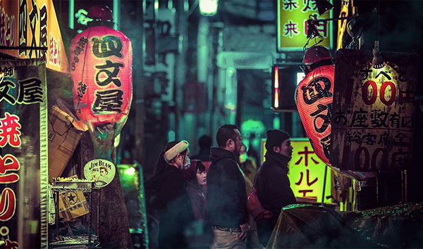 
Ánh đèn lồng đỏ thắm đã phần nào xua tan lạnh giá ở Nakano khi đêm đến.
