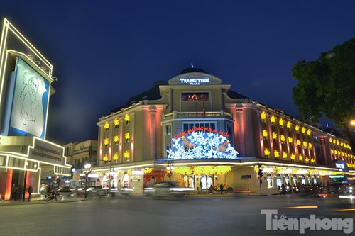 
Tràng Tiền Plaza như khoác lên mình màu áo mới đón năm mới sắp sang.
