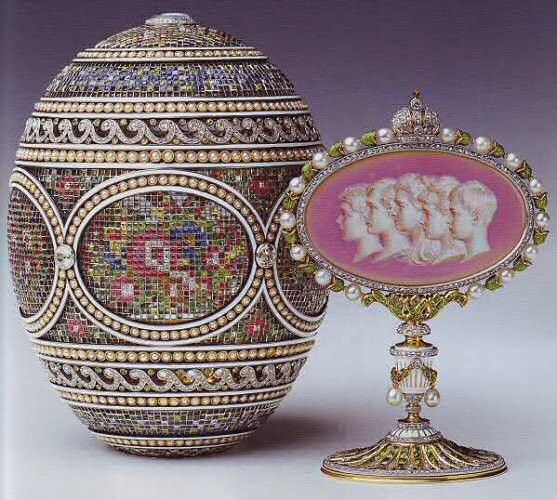 
Một “Mosaic Egg” trong bảo tàng Hoàng Gia với thiết kế phủ khắp ruby và kim cương, bên trong là chiếc huy chương ngà voi được khắc chân dung 5 người con của Sa hoàng Nicholas II và Tsarina Alexandra .
