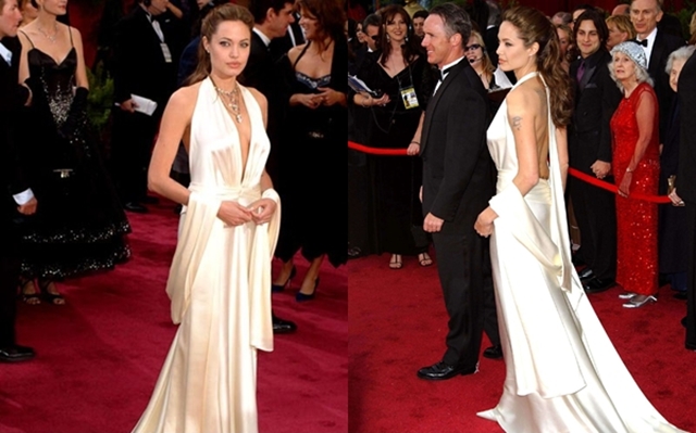 
Angelina Jolie lộng lẫy trên thảm đỏ lễ trao giải Oscar 2004 trong bộ đầm lụa trắng xẻ sâu quyến rũ của Marc Bouwer, giúp nữ diễn viên phô diễn vóc dáng đáng ngưỡng mộ.
