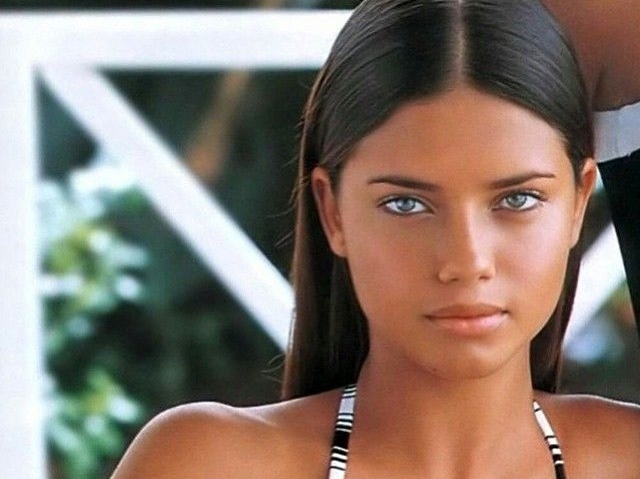 
Khởi nghiệp người mẫu năm 15 tuổi, Adriana Lima đã từng có những ngày tháng khó khăn tại New York khi không biết một chữ tiếng Anh.
