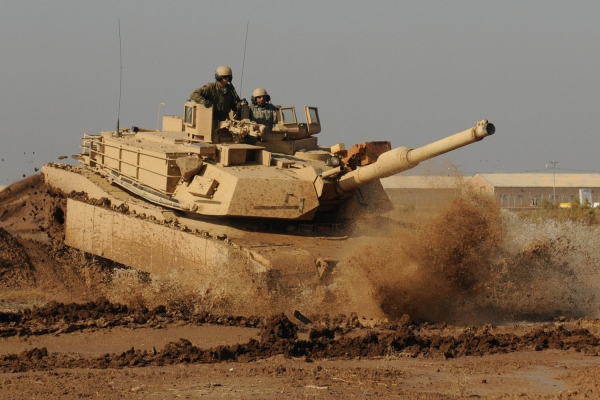 
Xe tăng M1 Abrams trình diễn khả năng cơ động.
