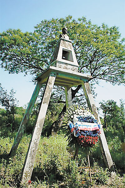 
Ngôi mộ khiêm nhường của tướng Belyaev trên vùng đất của thổ dân Paraguay.
