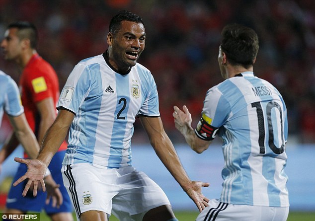 Messi kiến tạo giúp Argentina thắng ngược dòng Chile.