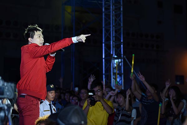 Xen kẽ những màn biểu diễn của Trương Ngọc Ánh và dàn sao phim “Truy sát”, “Truy sát film concert” còn giữ được sức nóng bởi phần thể hiện của các ca sĩ nổi tiếng.