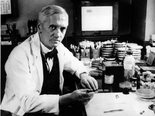 
Bác sĩ là Alexander Fleming, người đã tìm ra thuốc kháng sinh.

