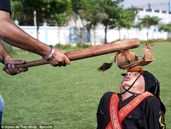 Người tập Gatka có khả năng chịu đòn khó tin.