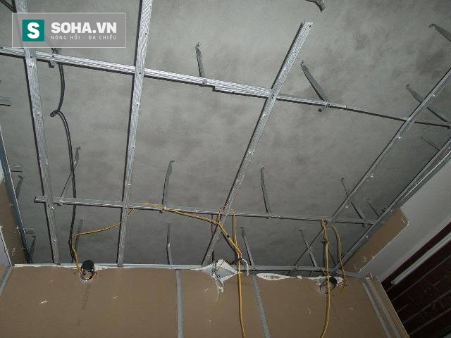 
Bên trong các căn hộ, vụ nổ đã khiến trần nhà bị sập, hư hỏng nghiêm trọng
