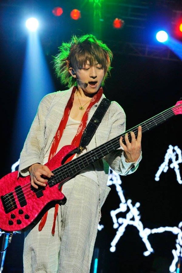 
Tetsuya trong một buổi trình diễn năm 2014 với khuôn mặt thiếu niên dù đã 45
