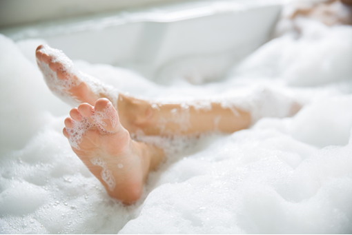 
Hãy tắm nước ấm 2 tiếng trước khi đi ngủ để có thể ngủ ngon hơn.
