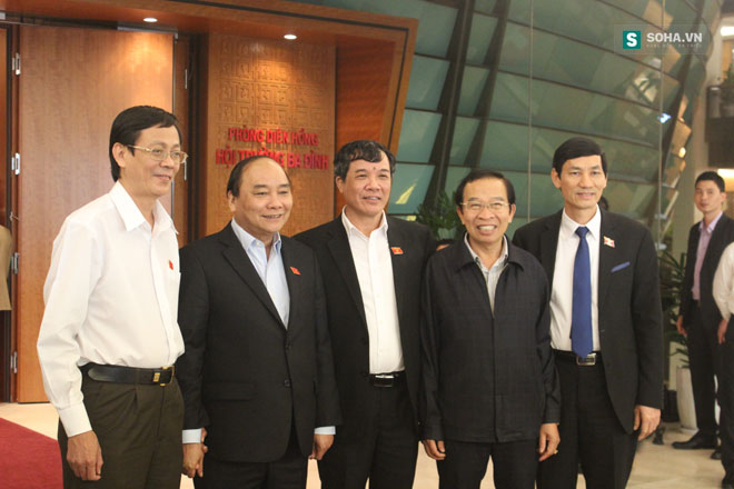 
Phó Thủ tướng Nguyễn Xuân Phúc (thứ hai, từ trái qua) chụp ảnh cùng các ĐBQH.
