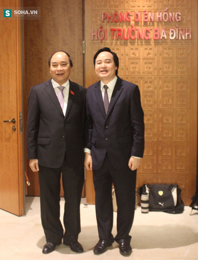
Thủ tướng Nguyễn Xuân Phúc và tân Bộ trưởng Bộ Giáo dục - Đào tạo Phùng Xuân Nhạ.
