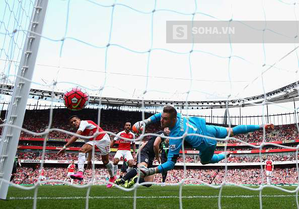 
Alexis Sanchez đánh bại thủ thành Jack Butland của Stoke, nhưng khung gỗ lại từ chối bàn thắng cho Arsenal.
