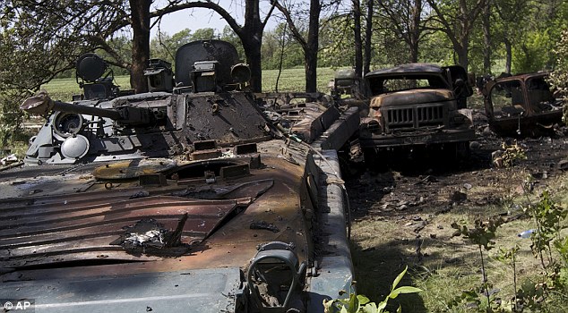 
Các phương tiện chiến tranh của Quân đội Ukraine bị phá hủy. Ảnh: AP.
