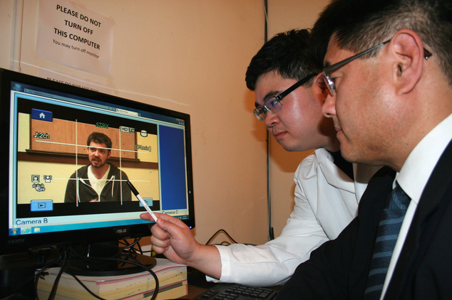 
Giáo sư tâm lý học David Matsumoto (bên phải) đang cùng đồng nghiệp phân tích đoanj video để phát hiện nói dối không bằng lời nói.
