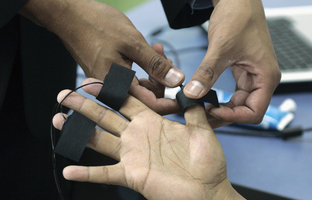 
Năm 2007, cơ quan an ninh vẫn dùng máy đo nhịp tim, gắn điện cực vào các ngón tay để phát hiện nói dối.
