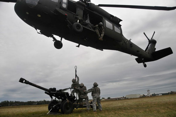 Thậm chí trực thăng vận tải UH-60 Black Hawk cũng có thể cẩu những khẩu pháo để triển khai hoặc thu hồi từ những căn cứ tiền tiêu.