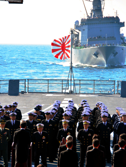 
Ông Abe phát biểu trước các sĩ quan Nhật Bản trên tàu khu trục Kurama tại cuộc duyệt hạm đội hôm 18/10/2015. ((Ảnh: Asahi Shimbun)
