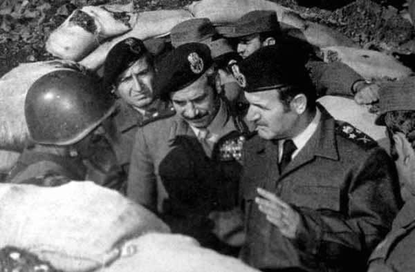 
Tổng thống Saria Hafez al-Asad và Bộ trưởng Bộ quốc phòng Mustapha Tlass trong cuộc chiến Arab-Israel năm 1973. Ảnh: Syrian History
