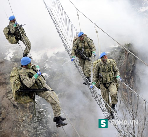 Lính sơn cước của Thổ Nhĩ Kỹ huấn luyện vượt địa hình hiểm trở