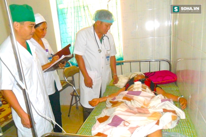 Các bác sĩ đang thăm khám cho bệnh nhân Dung sau ca phẫu thuật.