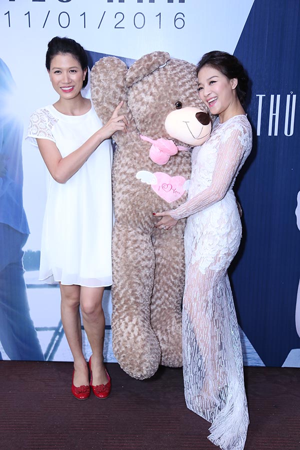 
Cùng với các cộng sự, cựu người mẫu Trang Trần cũng có mặt từ sớm để chung vui cùng Trần Hà Thủy.
