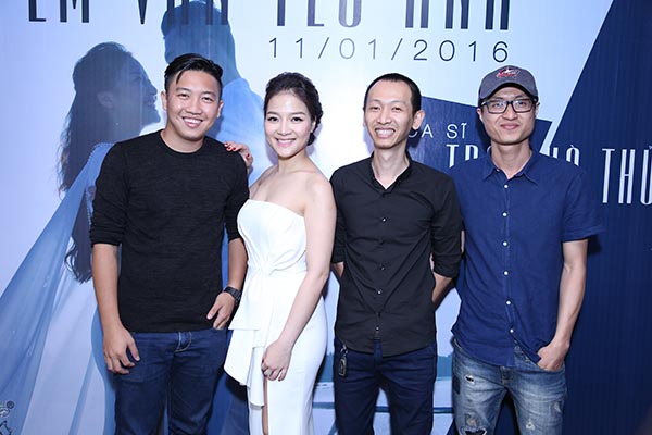 
Trong buổi ra mắt sản phẩm mới nhất, Trần Hà Thủy vui vẻ giới thiệu ê-kíp hỗ trợ cô trong dự án này gồm nhạc sĩ Thanh Tâm, Thái Hà, quay phim Huy Trần...
