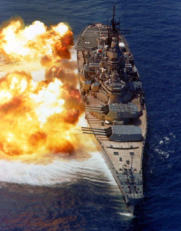 USS Iowa khai hỏa đồng loạt 9 đại pháo của nó vào năm 1984.