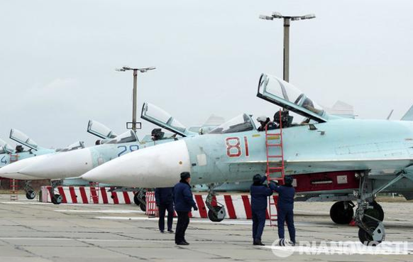 
Các máy bay Su-27SM mới được Không quân Nga triển khai ở bán đảo Crime, trong đó có chiếc mang số hiệu 81 (đỏ). Ảnh: RIANovosti.
