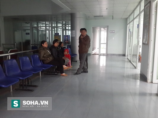 
Đến cuối giờ chiều (ngày 28/3), một số bệnh nhân đứng đợi ở khu vực ngồi chờ của khoa Khám bệnh để lấy kết quả.
