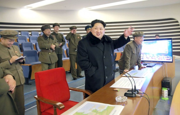 
Phản ứng của nhà lãnh đạo Triều Tiên Kim Jong Un trong lúc quan sát vụ phóng tên lửa vào tháng Hai. Ảnh: Reuters.
