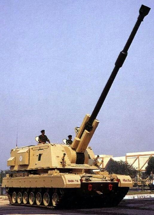 
Nguyên mẫu pháo tự hành BHIM trên khung gầm xe tăng Arjun do Denel xây dựng.
