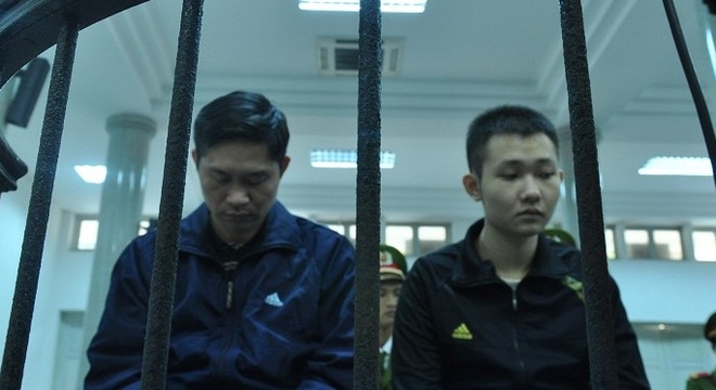 Hai bị cáo Nguyễn Mạnh Tường và Đào Quang Khánh trước phiên tòa sơ thẩm. Ảnh: Tuổi trẻ.