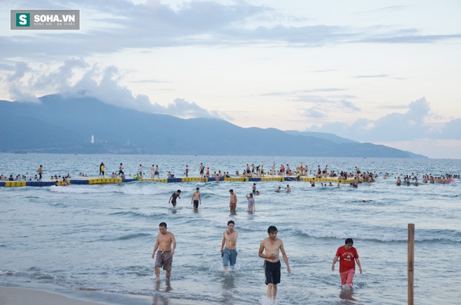 Biển Đà Nẵng vẫn đông người tắm khi chưa có thông báo kết luận từ chính quyền thành phố