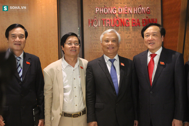 
Tân Chánh án TANDTC Nguyễn Hòa Bình (bên phải) và các ĐBQH.
