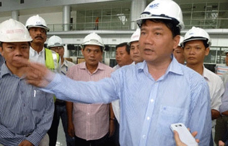 
Bộ trưởng Thăng tại công trình nhà ga hành khách sân bay quốc tế Đà Nẵng năm 2011. Ảnh: H.K.
