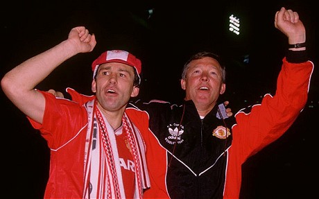 Bryan Robson ăn mừng cùng Sir Alex.