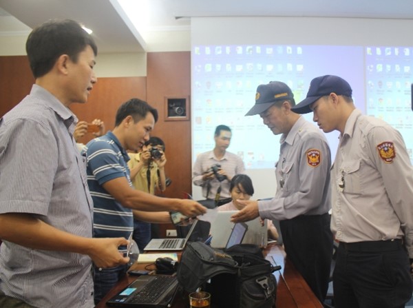 
Lực lượng an ninh của FHS kiểm tra thẻ nhà báo, giấy giới thiệu của PV báo chí đến dự họp. Ảnh: Trần Tuấn/ Lao động
