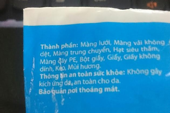 
Những dòng thông tin trên một nhãn hiệu băng vệ sinh bán ở Việt Nam có ghi thành phần cấu tạo nên sản phẩm, nhưng không có thông tin gì về hóa chất xử lý nguyên liệu tạo nên loại sản phẩm nhạy cảm này.
