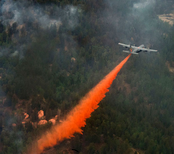 
Bên cạnh nhiệm vụ quân sự, C-130 thể hiện tốt vai trò trong các hoạt động dân sự, đặc biệt là chữa cháy. C-130 có thể trang bị hệ thống chữa cháy trên không, thả được tới 11.356 lít chất dập lửa trong vòng 5 giây mà không cần phải thiết kế lại máy bay.
