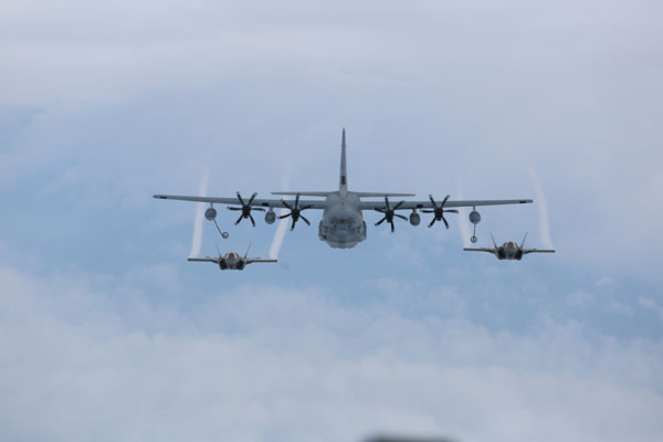 Phiên bản KC-130 có thể mang theo 21,7 tấn nhiên liệu hàng không để tiếp cho nhiều loại máy bay khác nhau. Trong ảnh, 2 tiêm kích tàng hình F-35 đang tiếp cận vòi tiếp nhiên liệu của KC-130.