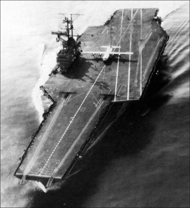 
Máy bay vận tải C-130 Hercules hạ cánh thành công trên tàu sân bay USS Forrestal
