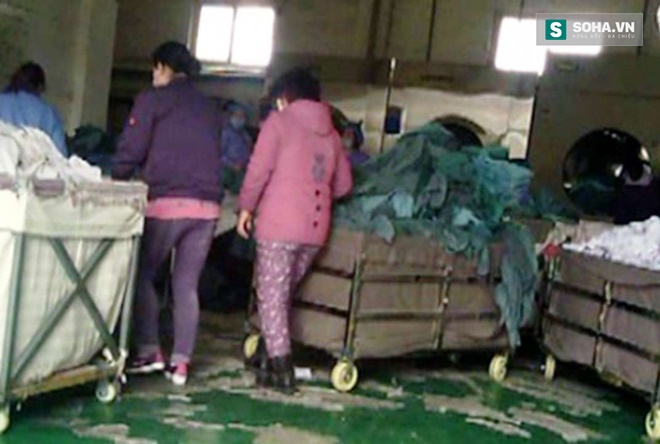 
Cảnh tượng bừa bộn, bẩn thỉu bên trong xưởng giặt là ở Tân Hương, Trung Quốc.
