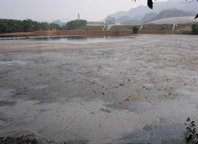 
Công ty Cổ phần mía đường Hoà Bình đã thừa nhận xả nước thải bẩn ra thượng nguồn sông Bưởi. (Ảnh: D.T.).
