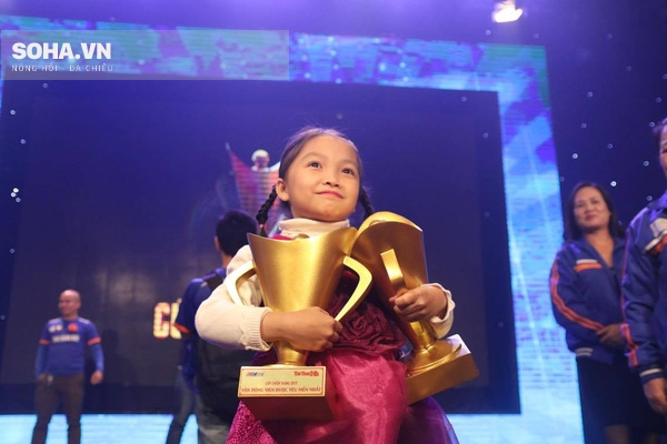 
Nữ kỳ thủ mới 8 tuổi, Cẩm Hiền đoạt cú đúp với 2 giải VĐV trẻ xuất sắc nhất và VĐV được yêu thích nhất.
