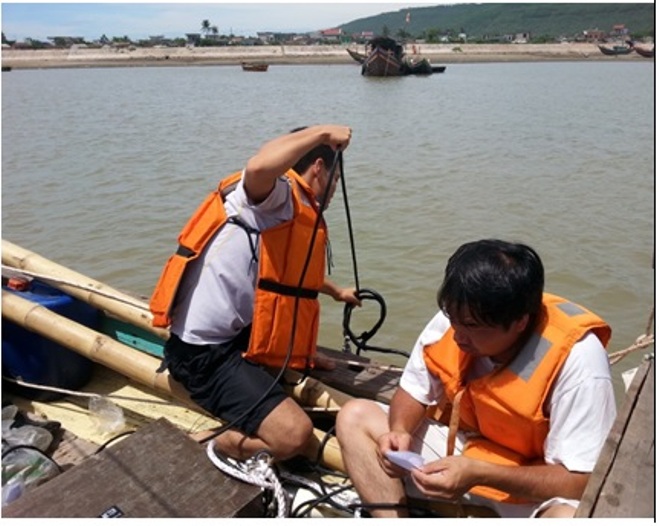 
Các chuyên gia của Viện hàn lâm Khoa học và Công nghệ Việt Nam lấy mẫu kiểm tra hiện tượng cá chết. Ảnh do Viện hàn lâm Khoa học và Công nghệ VN cung cấp.
