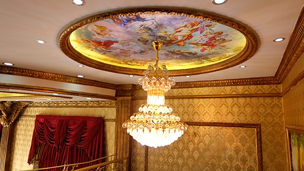
Đèn trong lâu đài mang phong cách Châu Âu của nữ đại gia Mã Đào Ngọc Bích tại quận Bình Tân. Toàn bộ kiến trúc lâu đài là do tự bà Bích vẽ ra từ truyện tranh. Ảnh: Mask
