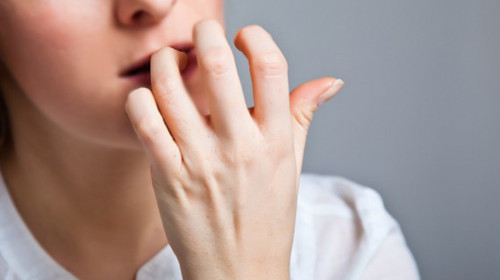 
Cắn móng tay cũng là một dấu hiệu của stress.
