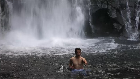 
Các võ sinh luyện Nhiệt thân công ở Nhật đang ngâm mình dưới dòng nước lạnh. Ảnh: Internet.
