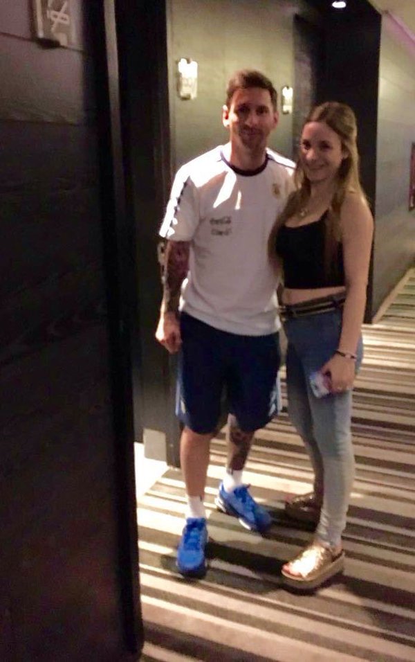 
Cô gái gặp thần tượng của mình Lionel Messi.
